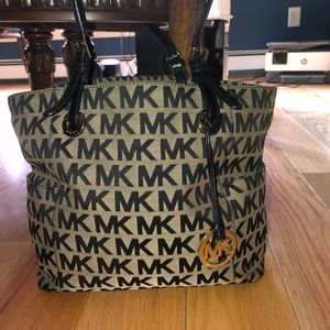 MICHAEL KORS TOTE PURSE. Never been used, black & gray with adjustable straps